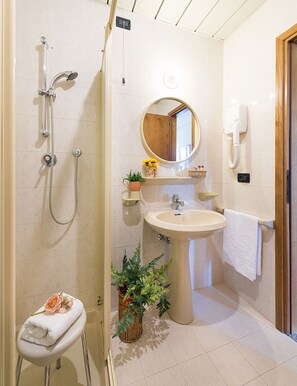 Shower, free toiletries, hair dryer, bidet - Hotel Ariston (Levico Terme)
