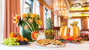 A table with fruit, a watermelon, and a pineapple. - Hotel Ariston (Levico Terme)