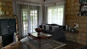Deluxe Suite, 1 Katil Raja (King) | Ruang tamu | 42 inci televisyen skrin rata dengan satelit, TV 