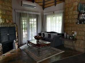 Suite Deluxe, 1 très grand lit | Coin séjour | Télévision à écran plat de 42 pouces avec chaînes par satellite