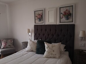 Chambre Double Deluxe, 1 grand lit | Coffres-forts dans les chambres, décoration personnalisée