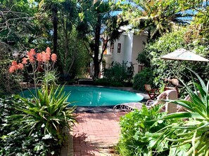 2 kolam renang outdoor, dengan kursi berjemur