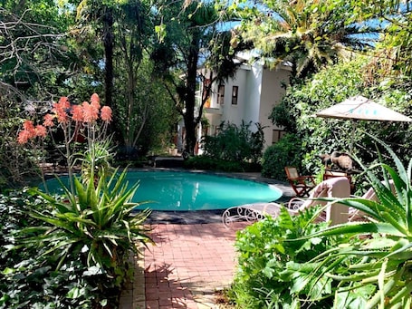 2 piscinas al aire libre, sillones reclinables de piscina
