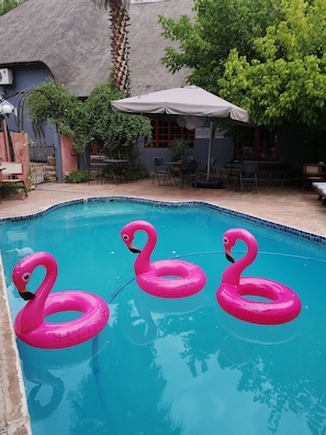 2 piscines extérieures, chaises longues