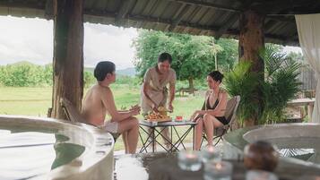 Outdoor spa tub