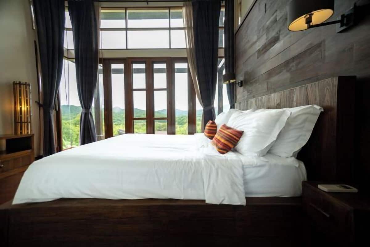 2 bedrooms, desk, blackout drapes, rollaway beds