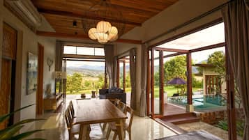 Villa Panoramique, 3 chambres, piscine privée, vue montagne | Restauration dans la chambre