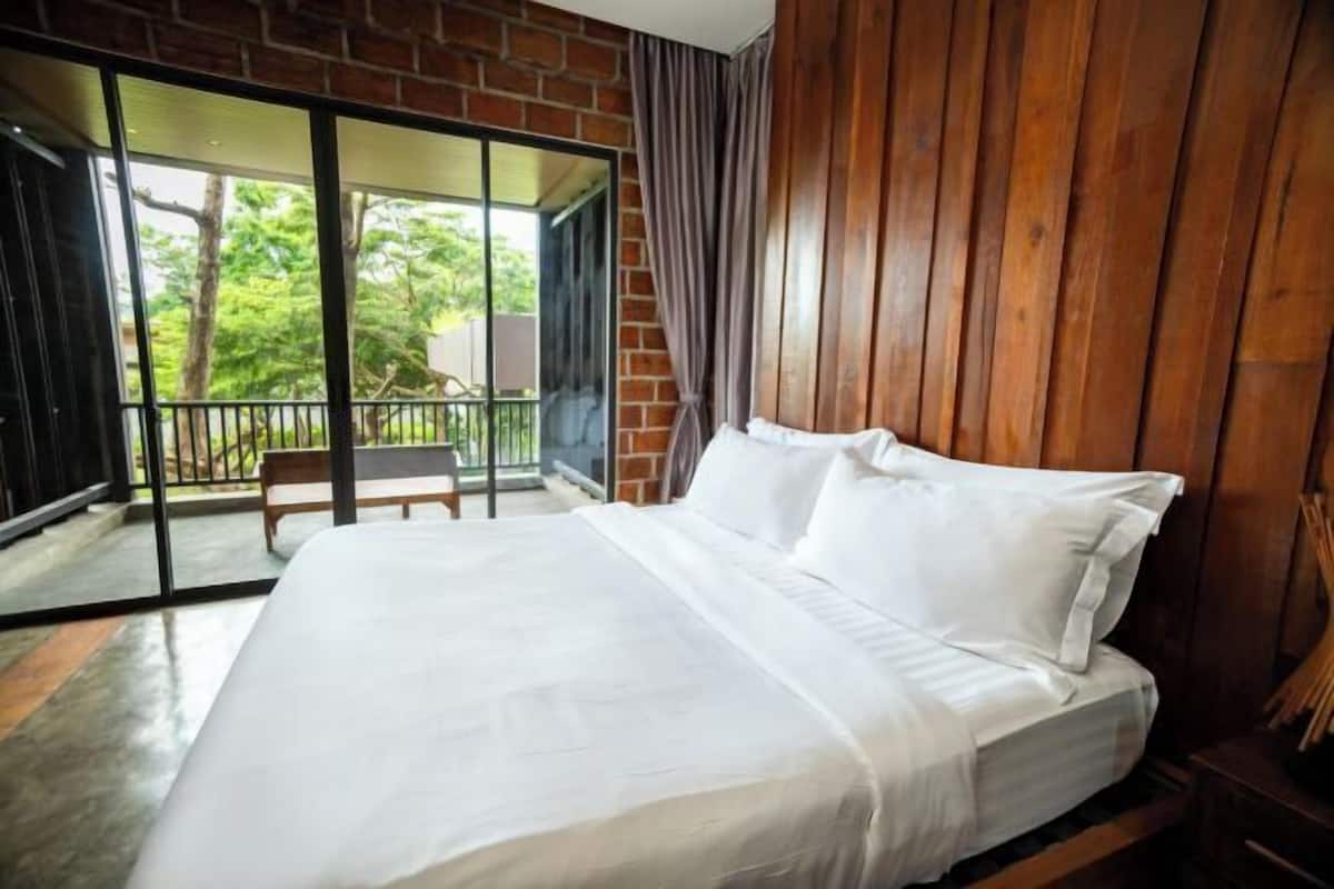 Desk, blackout curtains, rollaway beds, free WiFi