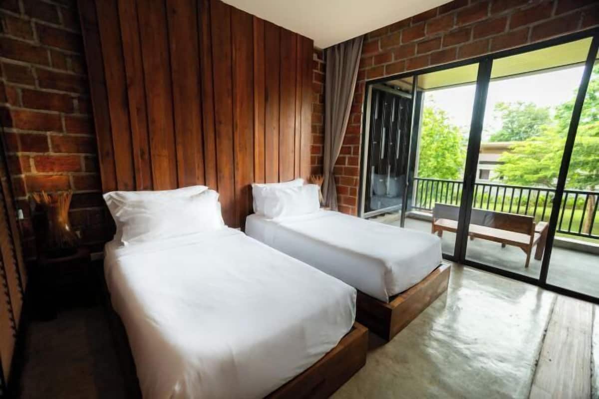 2 bedrooms, desk, blackout drapes, rollaway beds