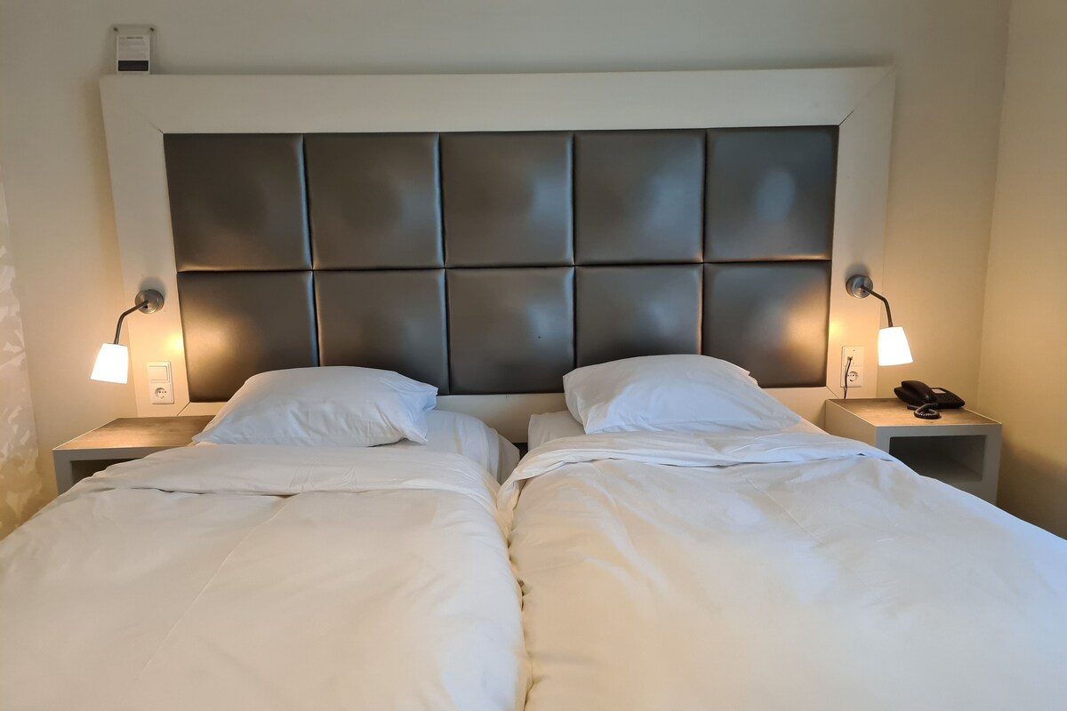 Hochwertige Bettwaren, Zimmersafe, Schreibtisch