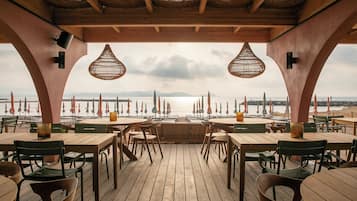 En la playa, bar en la playa