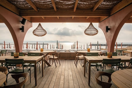 Plage, bar de plage. Van der Valk Hotel Saint Aygulf