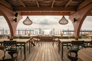 在海滩、间海滩酒吧