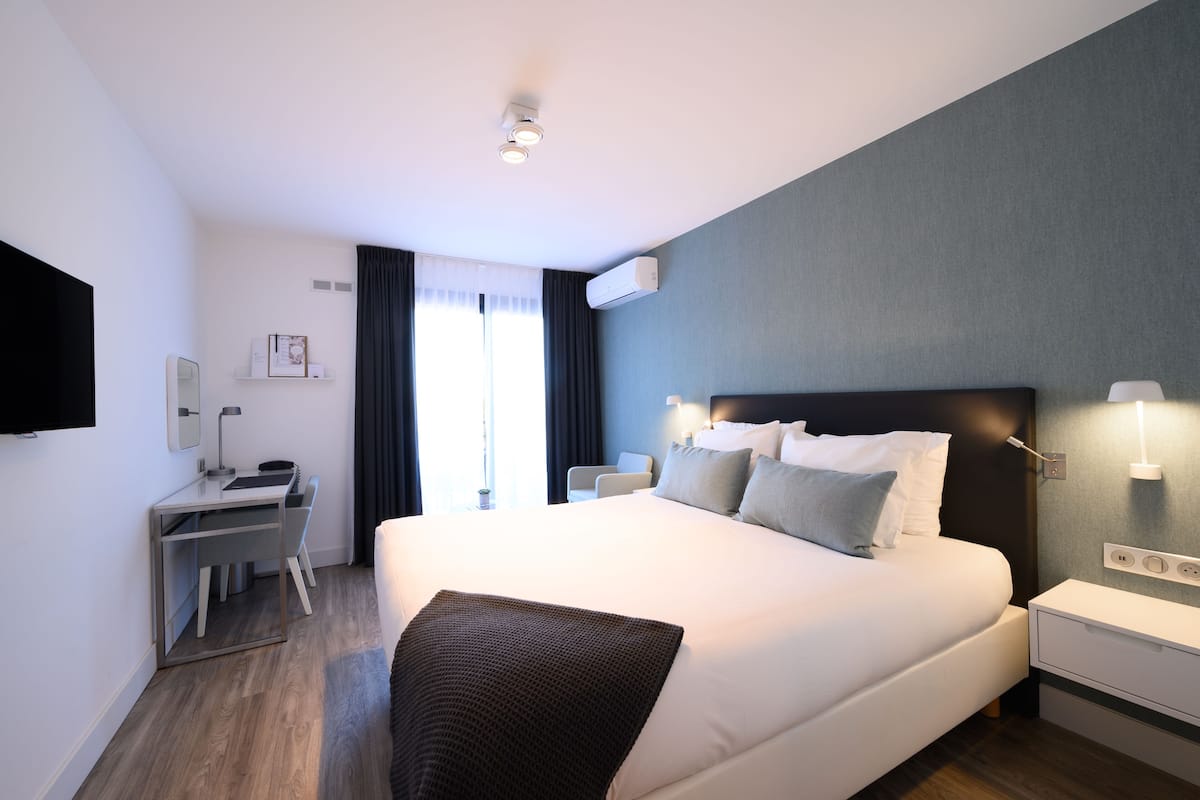 Minibar, in-room safe, desk, iron/ironing board