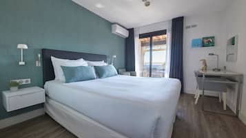 Comfort kamer, 1 slaapkamer, balkon, uitzicht op zee | Luxe beddengoed, een minibar, een kluis op de kamer, een bureau