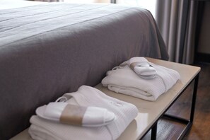 Familiesuite, 1 soverom, balkong | Sengetøy av topp kvalitet, minibar, safe på rommet og skrivebord