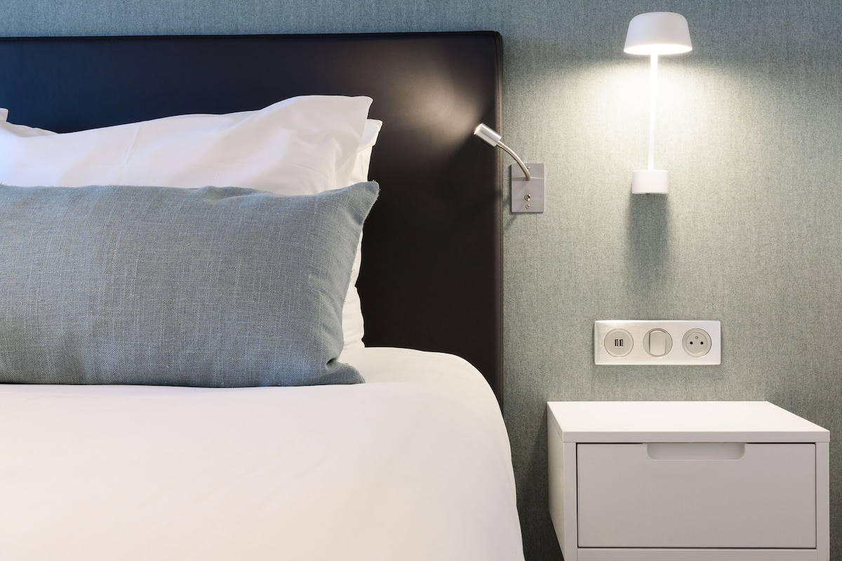Minibar, in-room safe, desk, iron/ironing board
