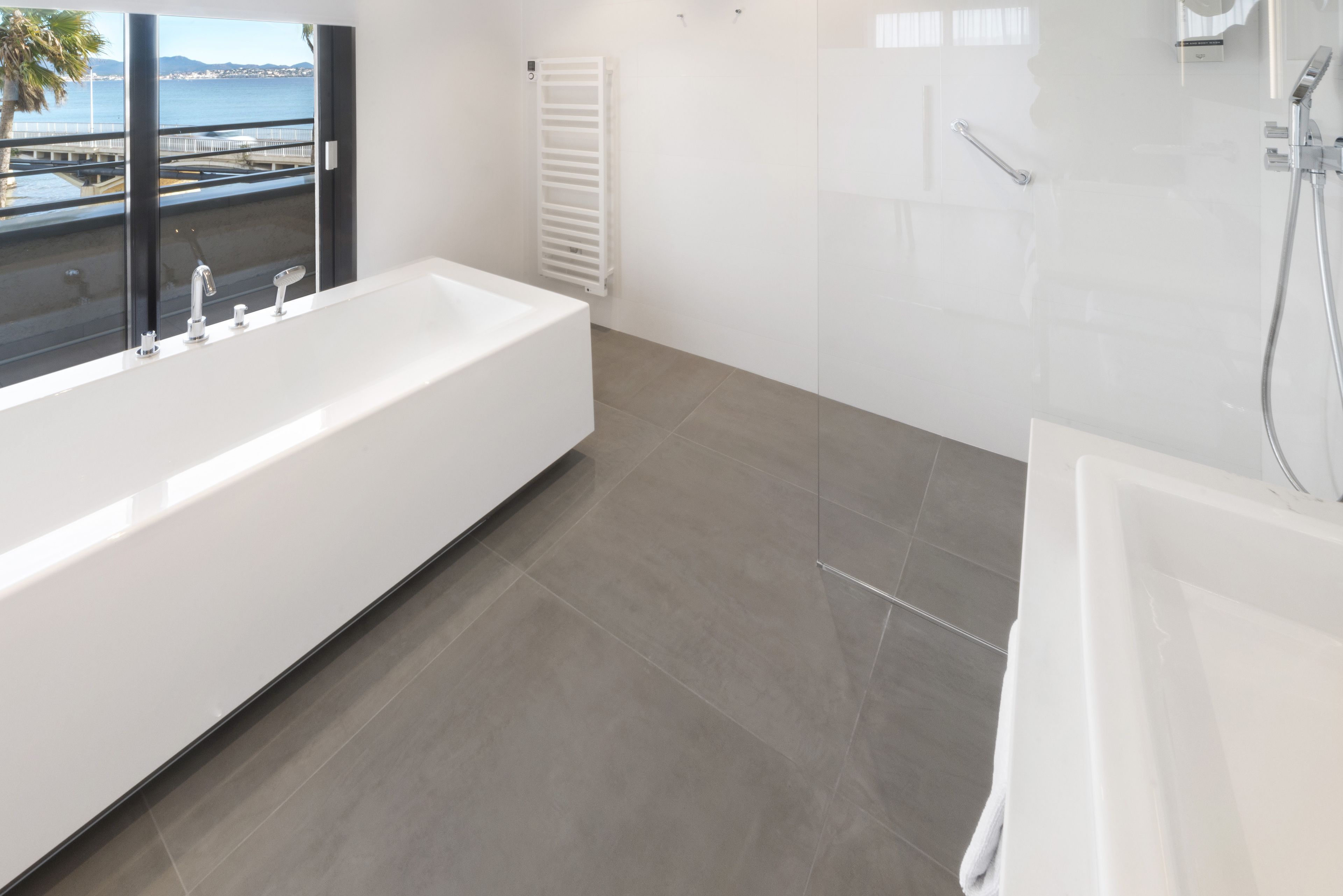 superior suite, sea view | deep-soaking bathtub