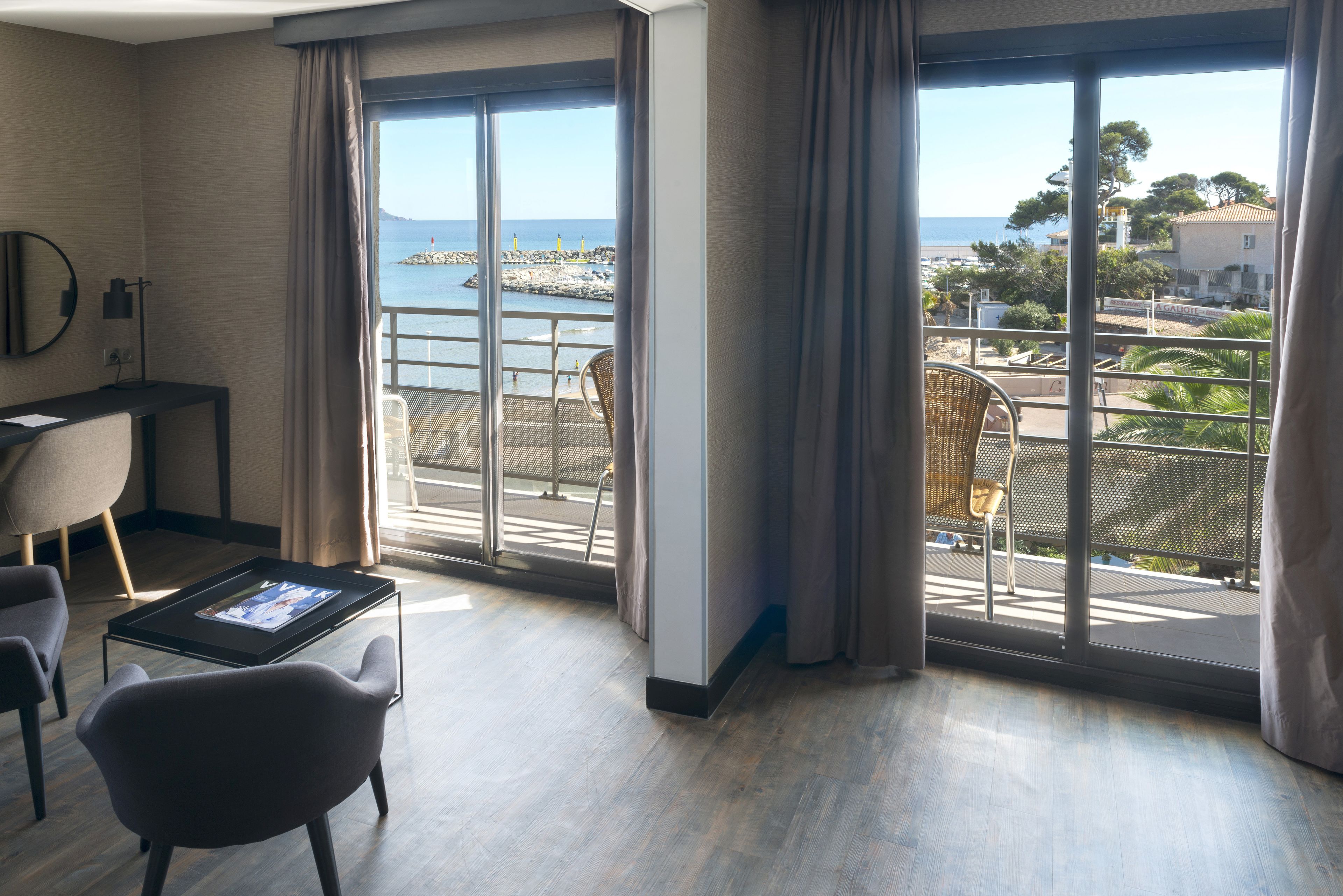 Suite superior, vista al mar | Minibar, caja de seguridad en la habitación y escritorio 