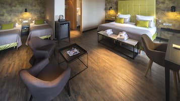 Suite, balcón | Minibar, caja de seguridad en la habitación y escritorio