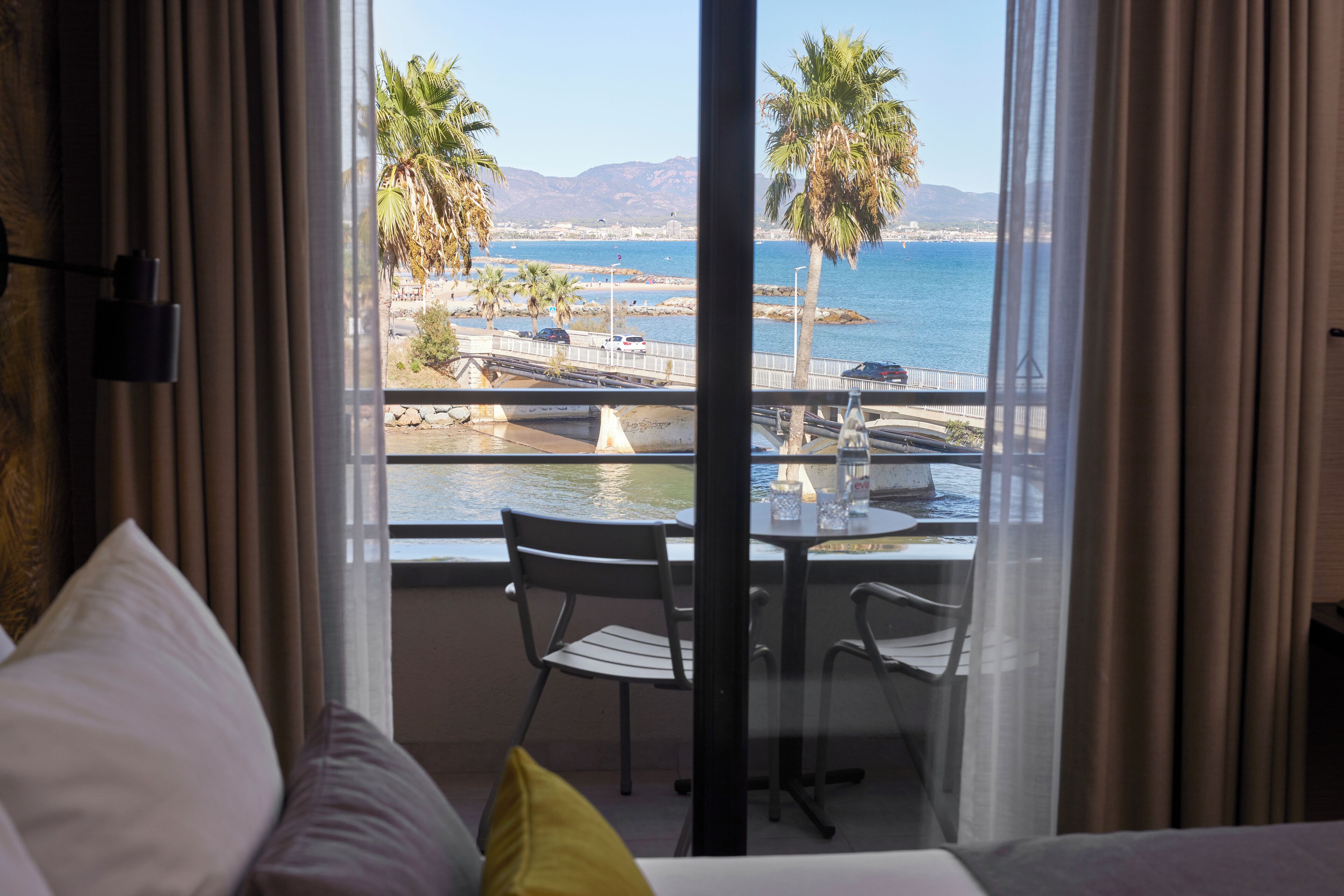 Familie suite, 1 slaapkamer, balkon | Luxe beddengoed, een minibar, een kluis op de kamer, een bureau