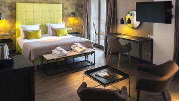 Suite, balkon | Een minibar, een kluis op de kamer, een bureau