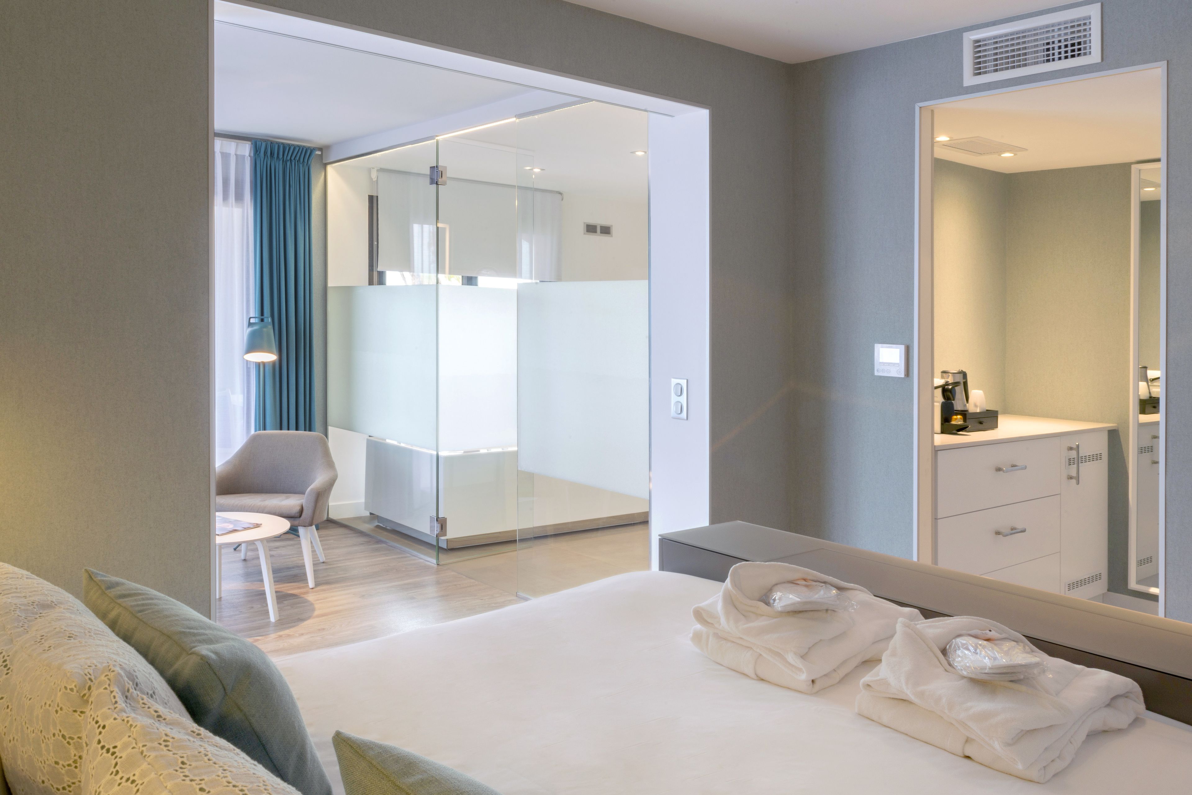 Suite Superior, vista mare | Minibar, una cassaforte in camera, una scrivania, ferro/asse da stiro