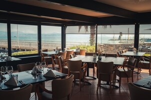 Se sirven desayunos y almuerzos; cocina francesa; con vista a la playa