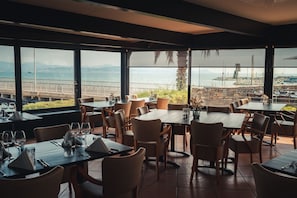 Déjeuner et dßner servis sur place, cuisine française, vue sur la plage