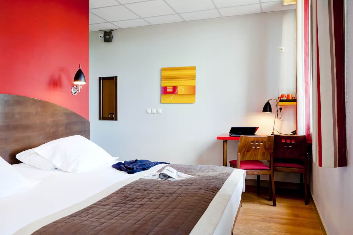 Tweepersoonskamer | Luxe beddengoed, een bureau, een laptopwerkplek, geluiddichte muren