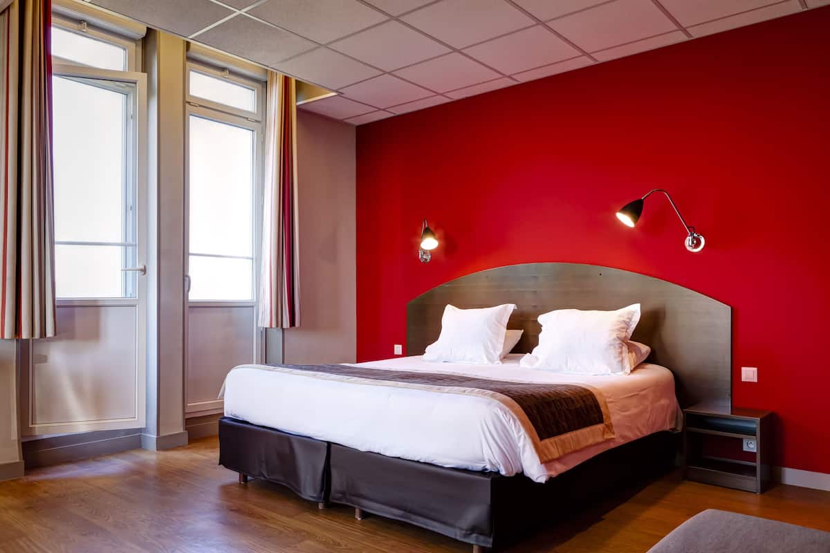 Driepersoonskamer | Luxe beddengoed, een bureau, een laptopwerkplek, geluiddichte muren
