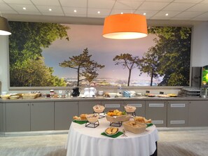 Daily buffet breakfast for a fee - Domaine Lyon Saint Joseph (Francheville)