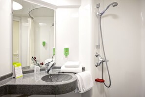 Shower, hair dryer, towels - Domaine Lyon Saint Joseph (Francheville)