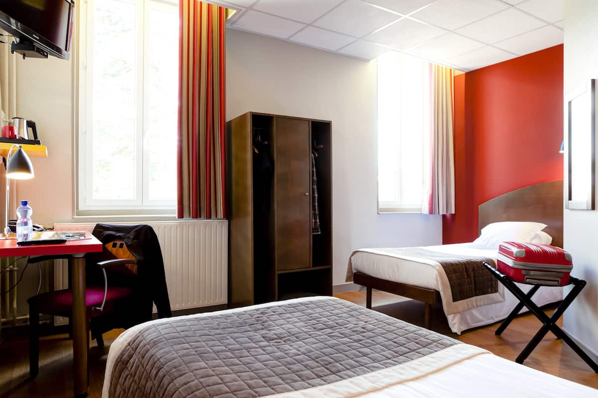 Chambre, 2 lits séparés | Literie de qualité supérieure, bureau