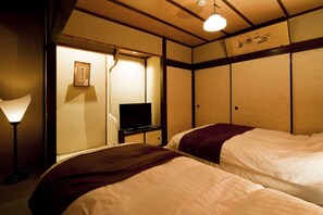 Classic Townhome, 2 Bedrooms, Refrigerator & Microwave | 2 bedrooms, premium bedding, down duvets, individually decorated