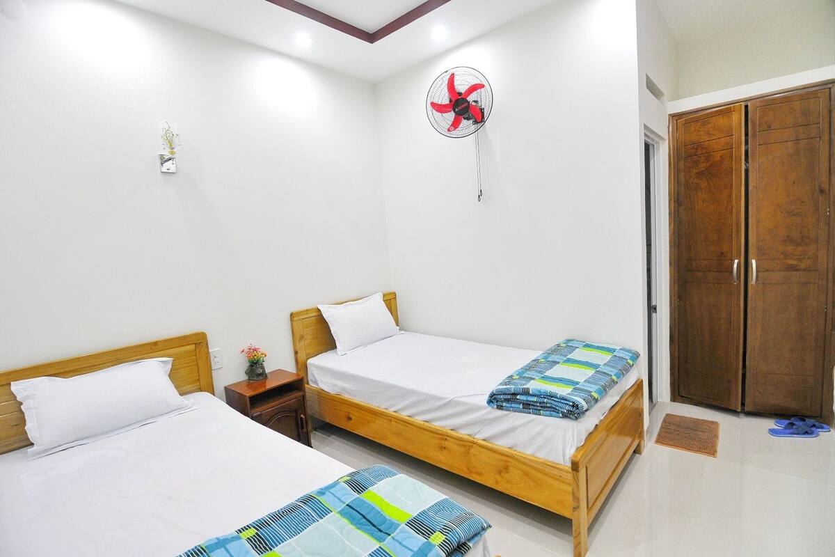 Kamar Twin Standar, tanpa jendela | Tirai kedap cahaya dan Wi-Fi gratis