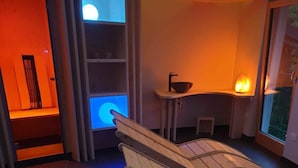 Una sauna con bancos, una mesita y un cuenco.
