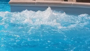 A pool with clear blue water and a visible water fountain feature. - Hotel Neni (Brentonico)