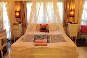 Desk, free WiFi, bed sheets - Suan Doi House Hotel and Resort (Chiang Mai)