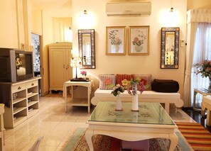 Honeymoon-Zimmer | Wohnbereich | Fernseher