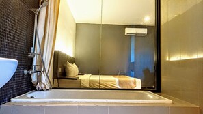 Suite – executive, badekar | Safe på rommet, skrivebord, lydisolert og wi-fi (inkludert)