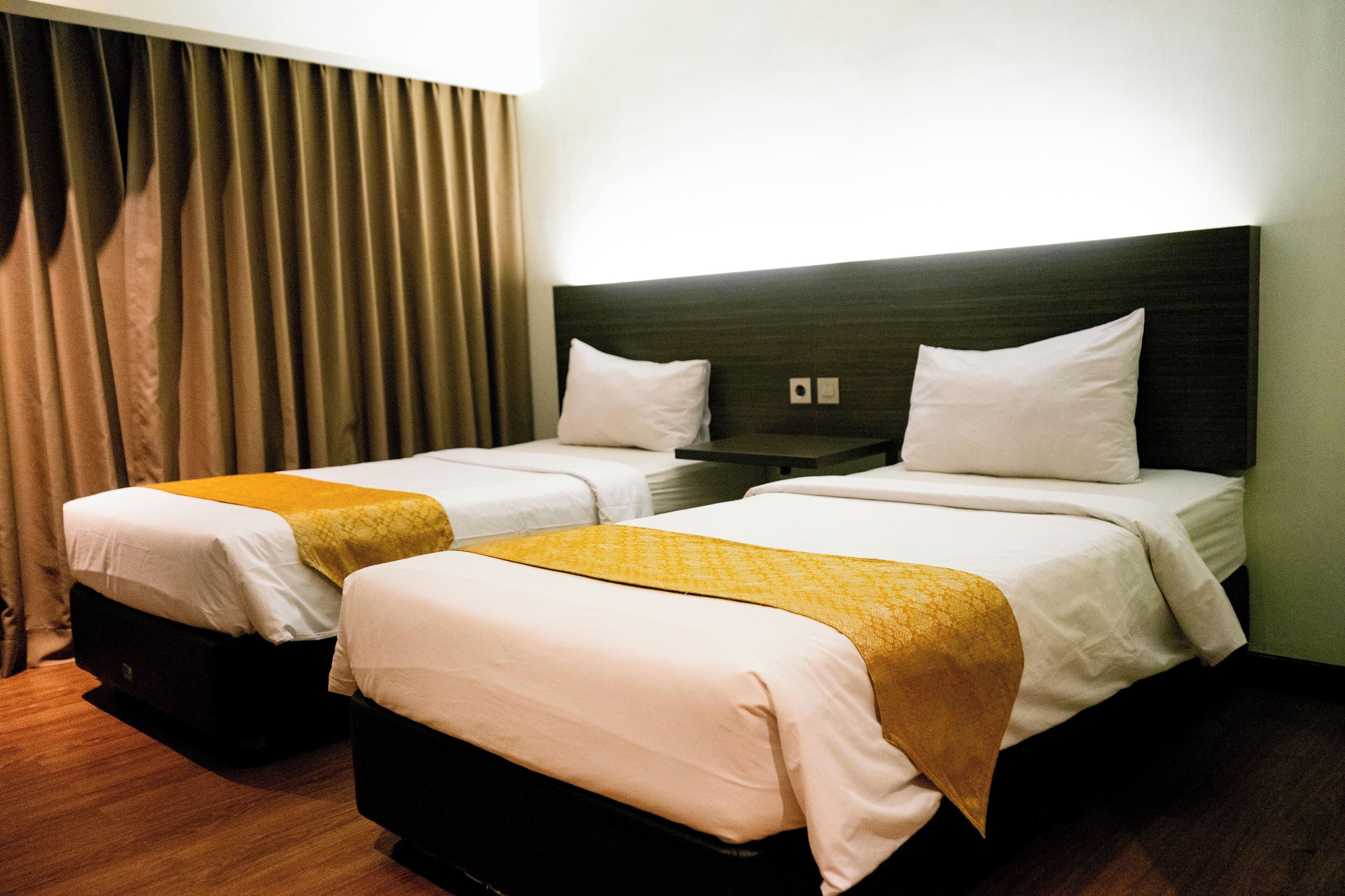 Quarto duplo luxo | Cofres nos quartos, escrivaninha, quartos à prova de som