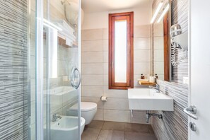 Douche, articles de toilette gratuits, sèche-cheveux, bidet