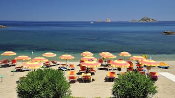 Nära stranden och vit sandstrand