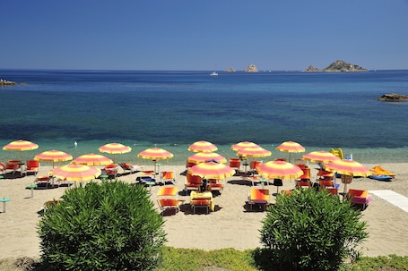 Ubicación cercana a la playa y arena blanca. Hotel Agugliastra