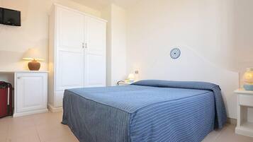 Zimmersafe, Schreibtisch, Verdunkelungsvorhänge, schallisolierte Zimmer