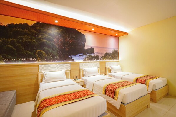 Habitación de hotel con cuatro camas, un mural panorámico grande y un cabecero de madera.