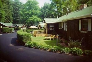 Property grounds - Amber Lantern Lake George Motel and Cottage Rentals (Lake George)