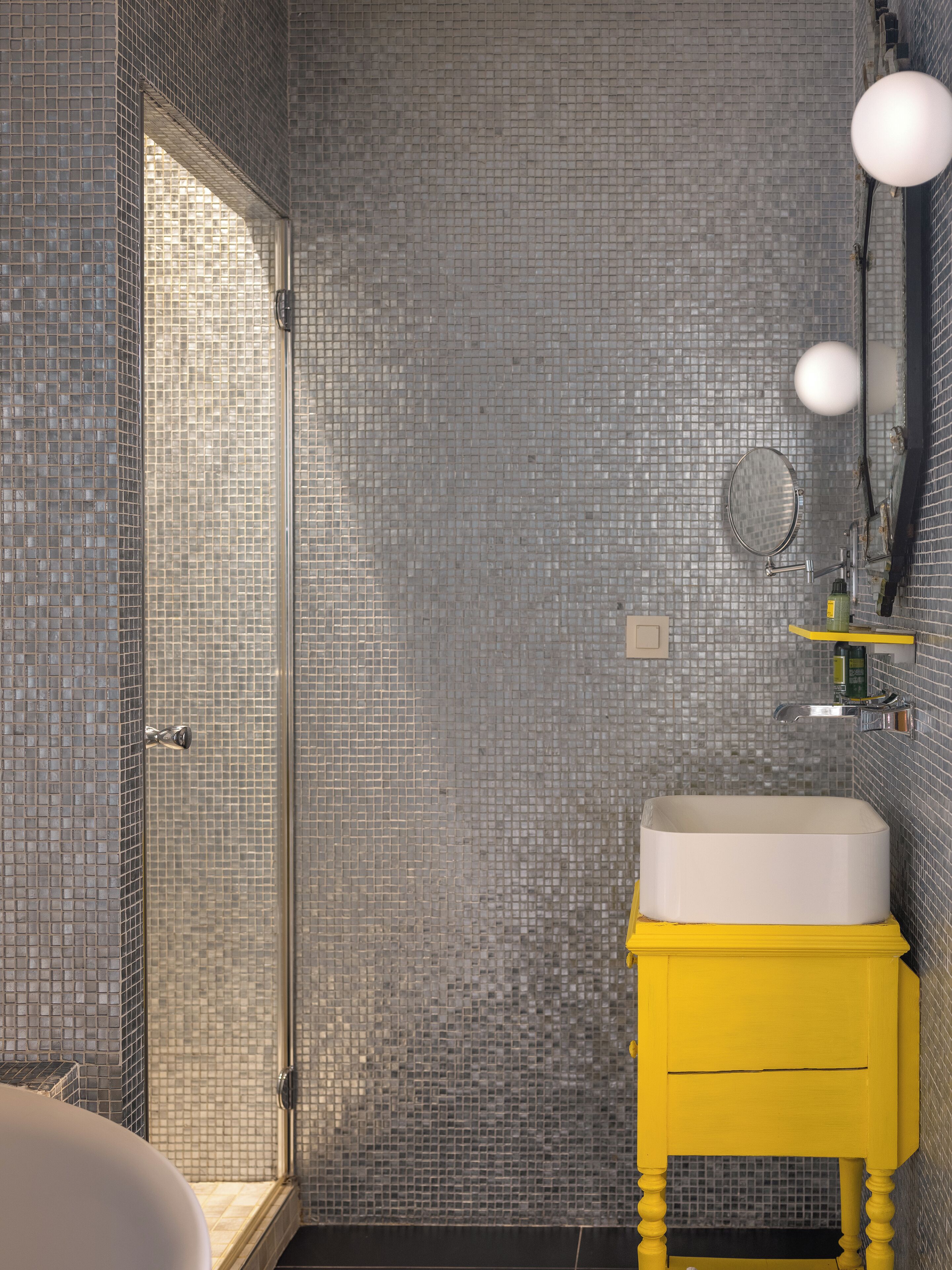 junior suite | bathroom | shower, hair dryer, towels, shampoo