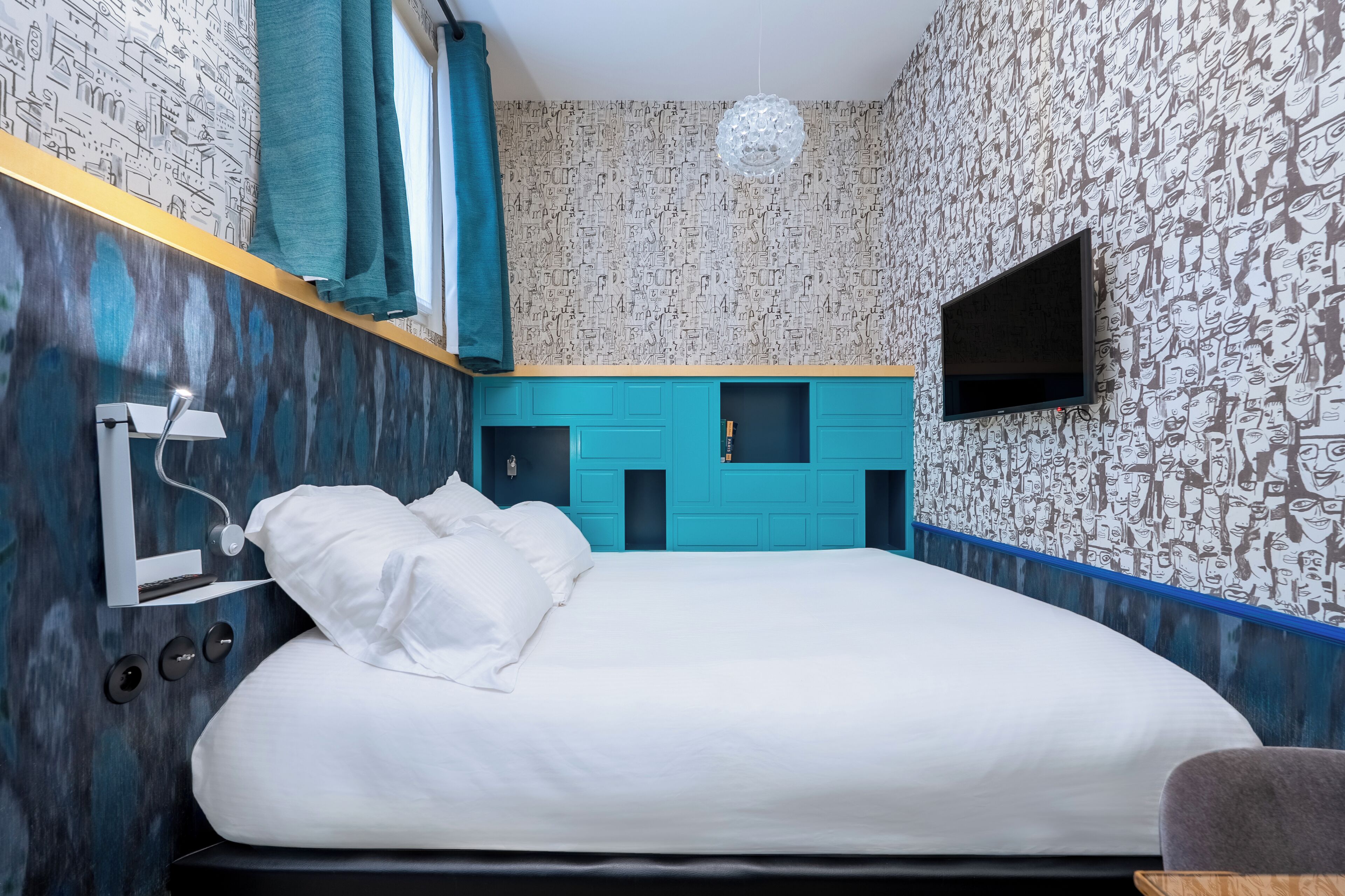 Een moderne slaapkamer met een bed, een aan de muur bevestigde televisie en een uniek muurontwerp.